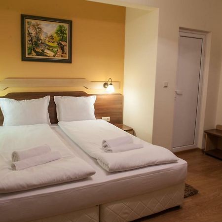 Family Hotel Balkanci 尤沙纳 外观 照片